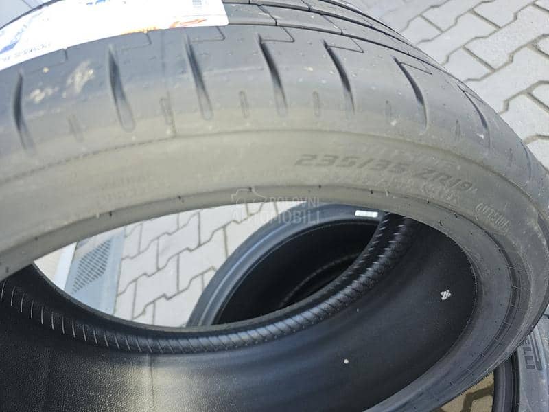 Pirelli 235/35 R19 Letnja