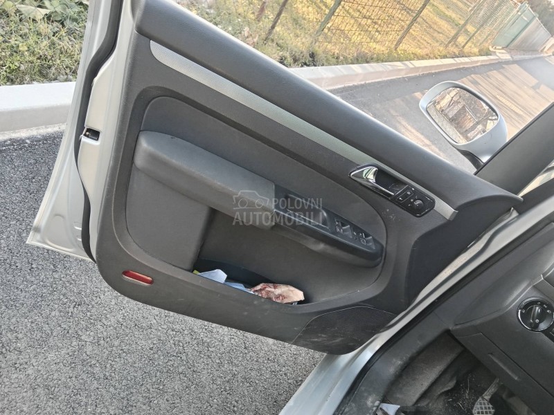 Volkswagen Touran -  kompletan auto u delovima