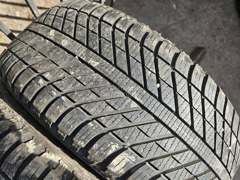 Goodyear 235/55 R17 Sve sezone