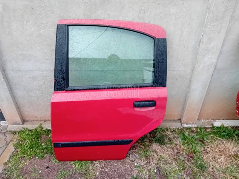 Zadnja leva vrata crvena