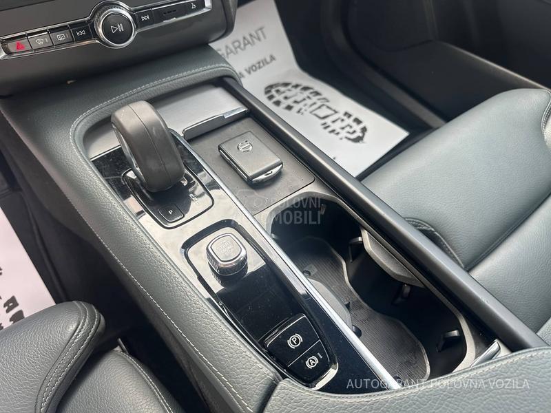 Volvo XC90 AWD MOMENTUM A/T Volvo XC90 AWD MOMENTUM A/T