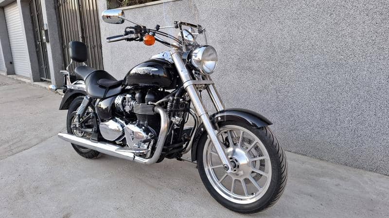 Triumph america 900