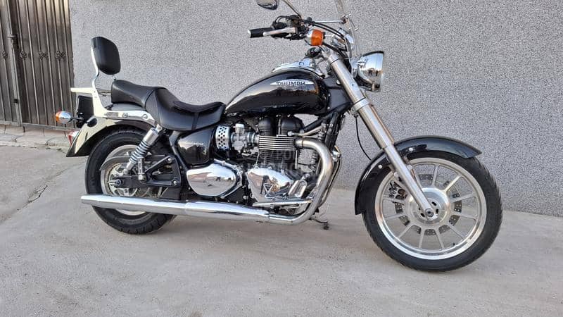 Triumph america 900