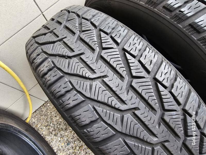 Taurus 215/65 R17 Zimska