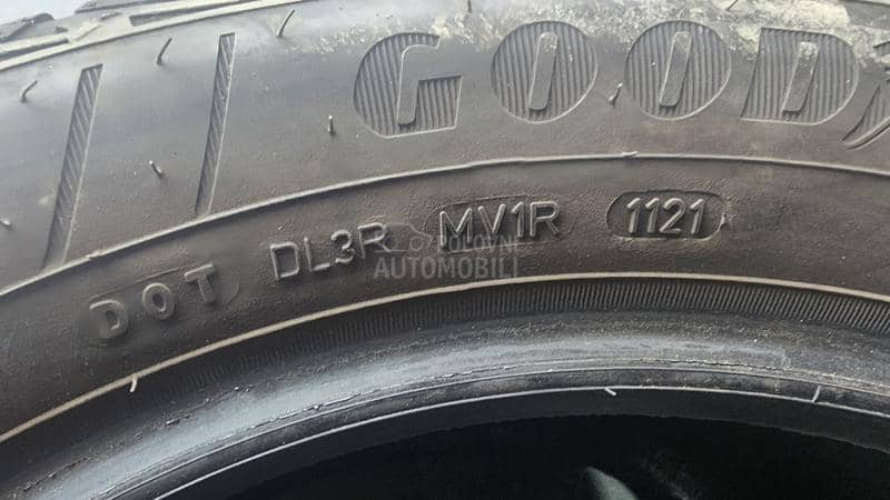 Goodyear 215/55 R17 Zimska