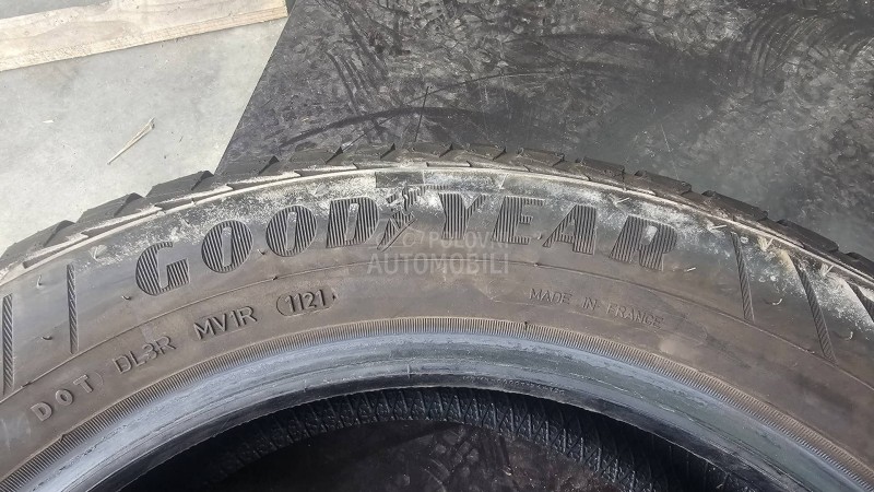 Goodyear 215/55 R17 Zimska