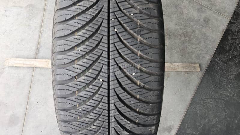 Goodyear 215/55 R17 Zimska