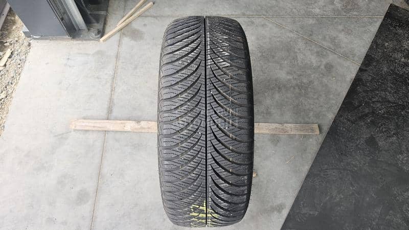 Goodyear 215/55 R17 Zimska
