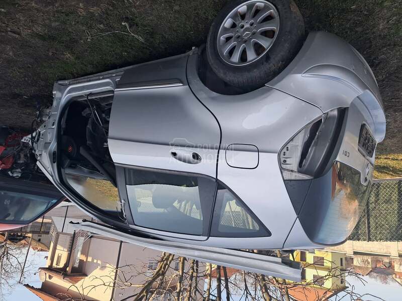 kompletan auto u delovima
