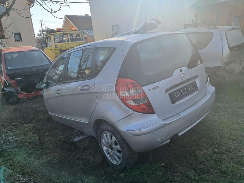 kompletan auto u delovima