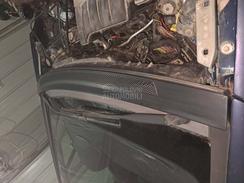 kompletan auto u delovima