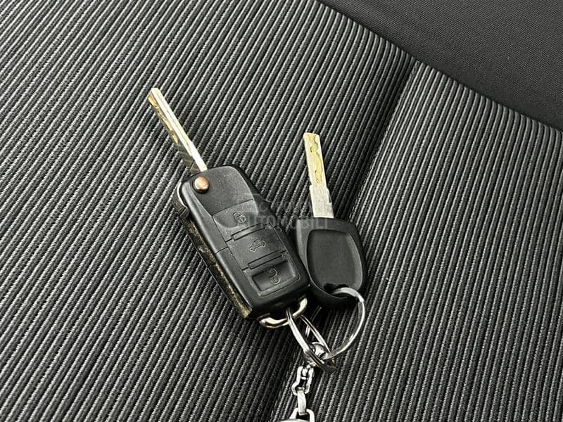 Volkswagen Golf 5 1.6b