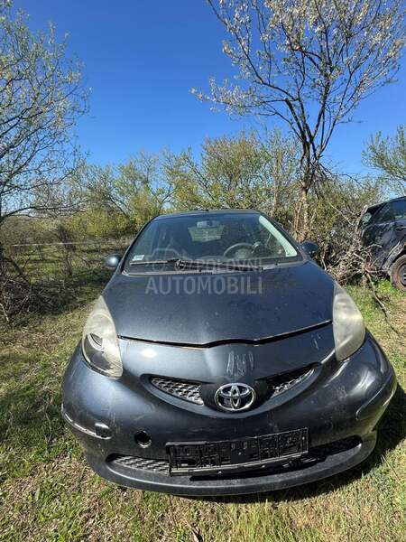 Toyota Aygo 5vrata 2005. god. -  kompletan auto u delovima