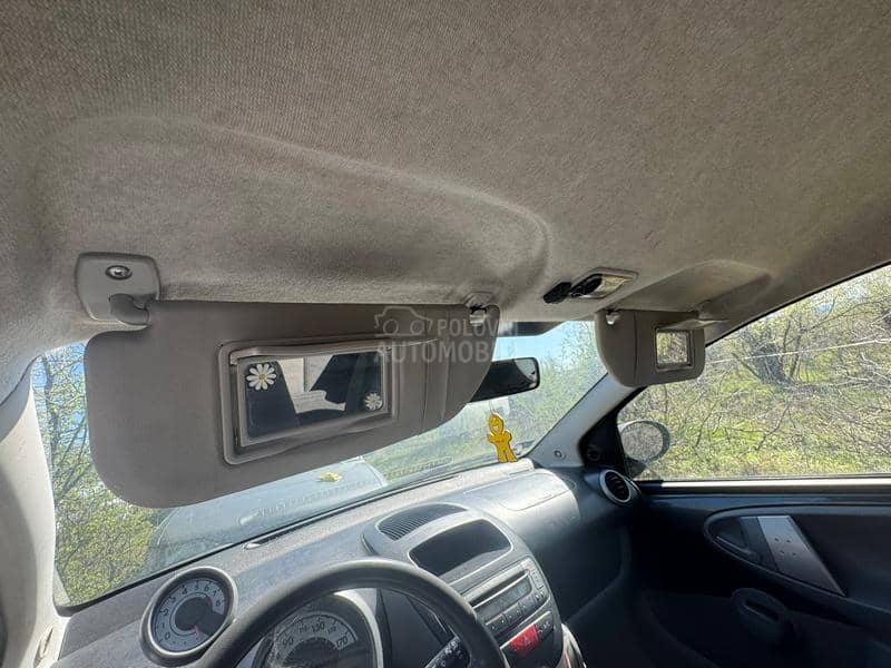 Toyota Aygo 5vrata 2005. god. -  kompletan auto u delovima