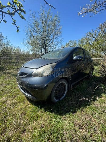 Toyota Aygo 5vrata 2005. god. -  kompletan auto u delovima