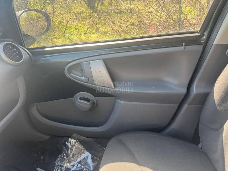 Toyota Aygo 5vrata 2005. god. -  kompletan auto u delovima