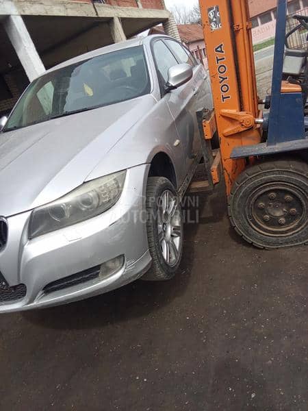BMW 320 2010. god. -  kompletan auto u delovima