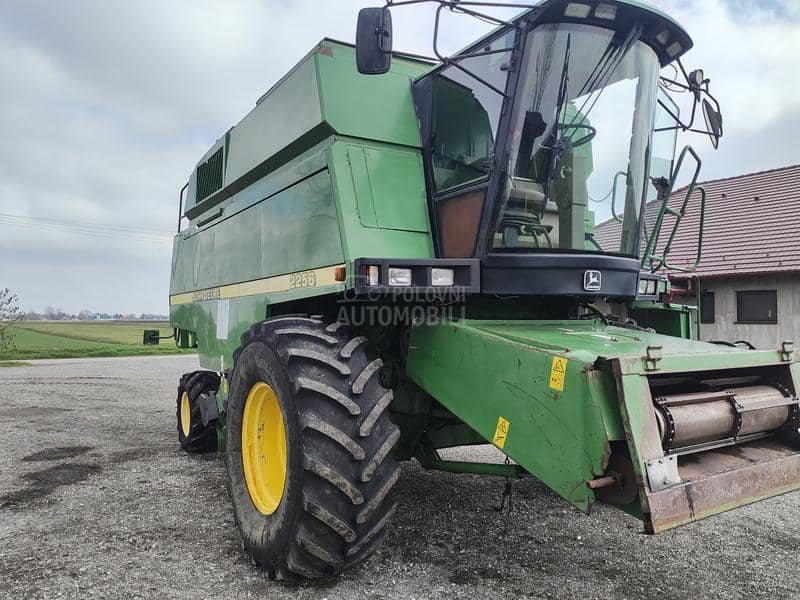 John Deere 2256