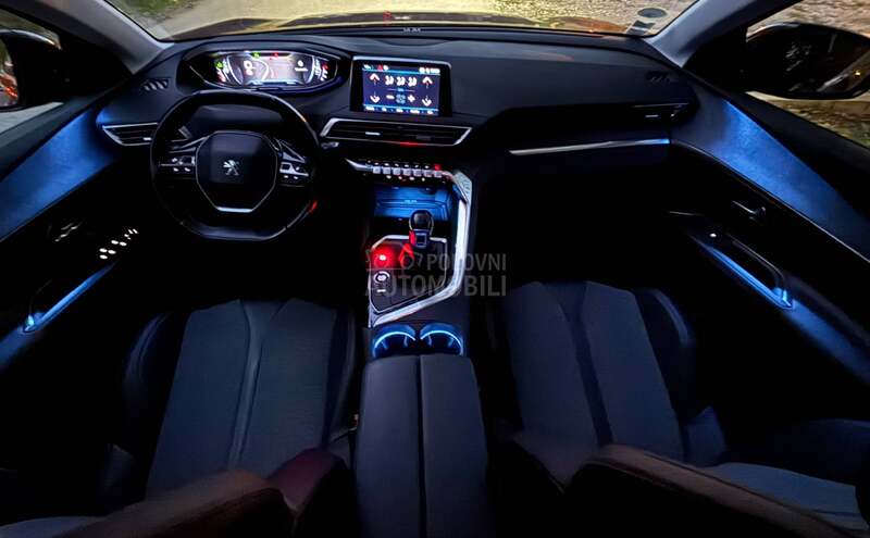 Peugeot 3008 1.5HDI ALLURE/PANO
