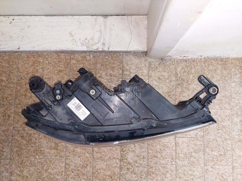 Desni halogen far