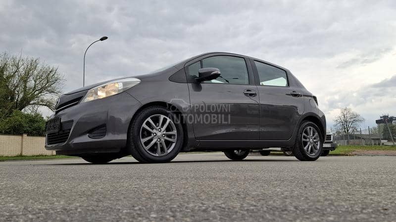Toyota Yaris P R E M I U M