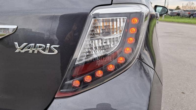 Toyota Yaris P R E M I U M