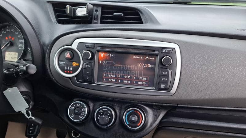 Toyota Yaris P R E M I U M