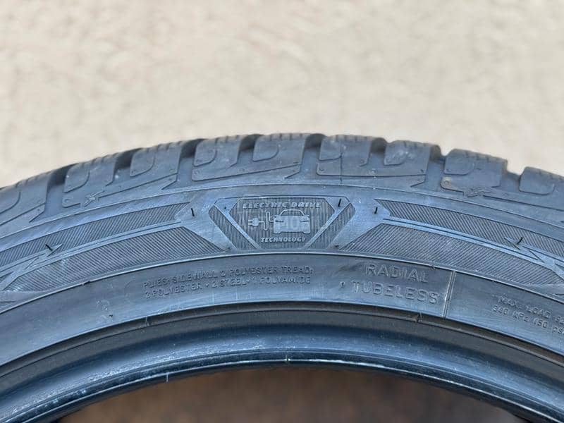 Goodyear 255/45 R20 Zimska