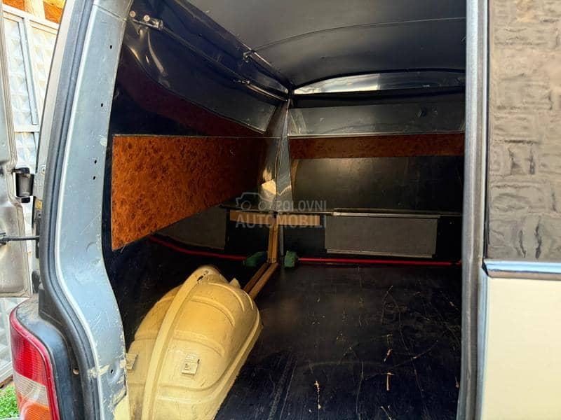 Volkswagen Transporter T5 pogrebno