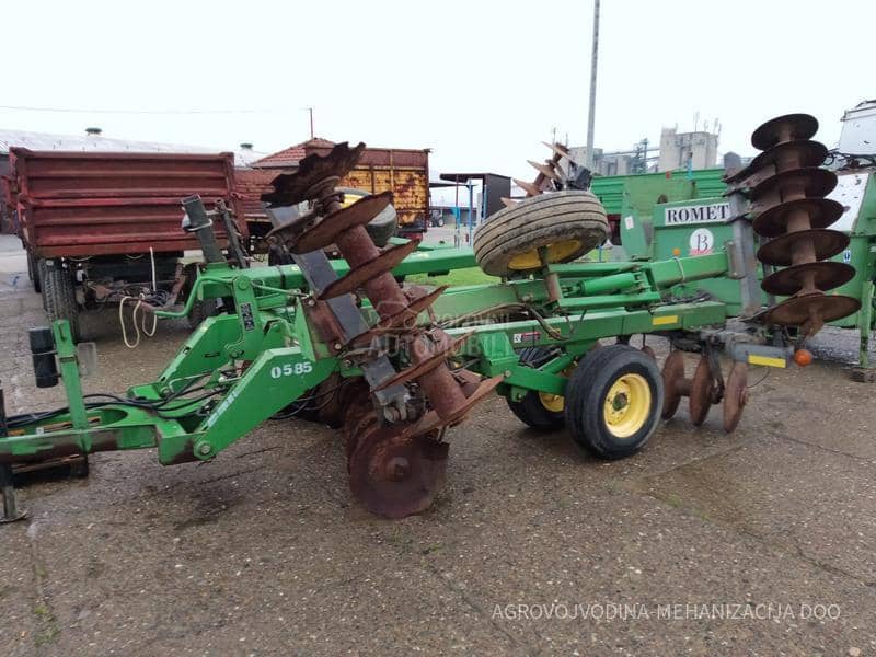 John Deere 637