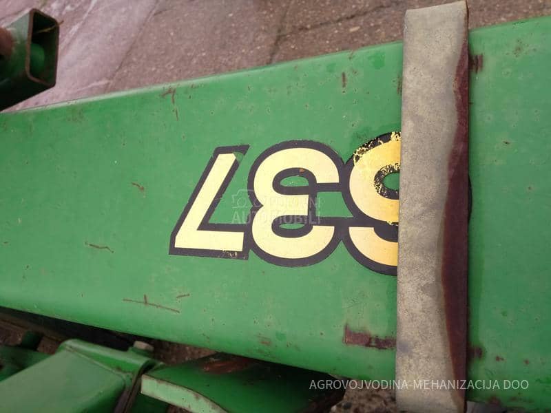 John Deere 637