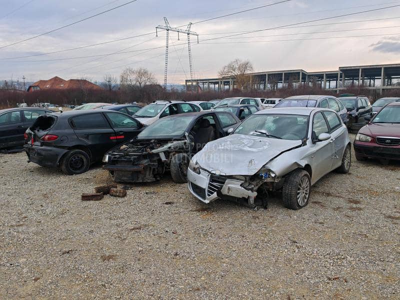 Alfa Romeo 147 1.9jtd 2004. god. -  kompletan auto u delovima