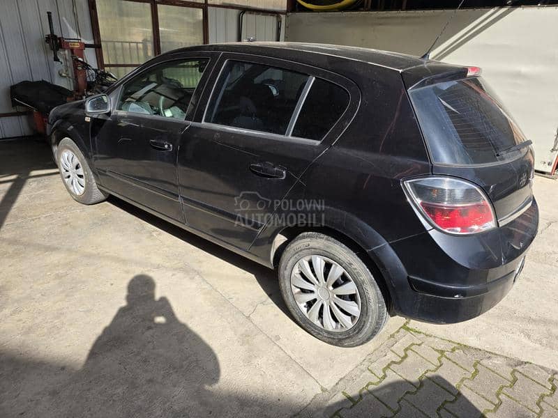 Opel Astra H -  kompletan auto u delovima