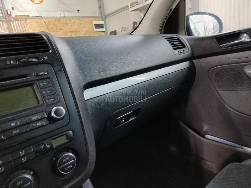 Volkswagen Golf 5 BKC 2004. god. -  kompletan auto u delovima