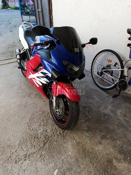 Honda CBR F4