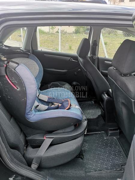 Mercedes Benz B 180 Car Vertical uredan