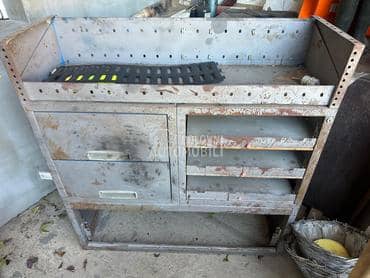 Polica za dostavno vozilo