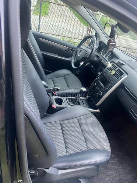 Mercedes Benz B 180 