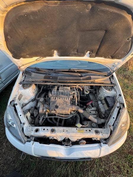 Toyota Yaris VVT-I 2003. god. -  kompletan auto u delovima