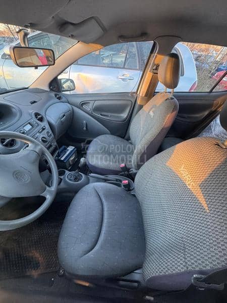 Toyota Yaris VVT-I 2003. god. -  kompletan auto u delovima