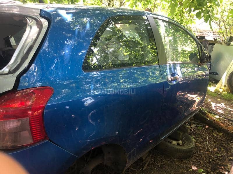 Toyota Yaris 3vrata 2007. god. -  kompletan auto u delovima
