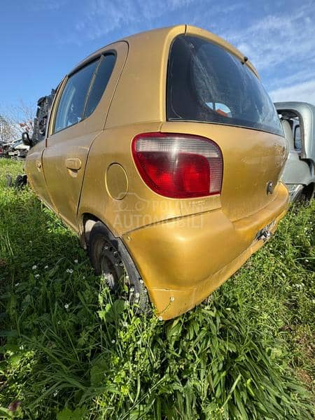 Toyota Yaris 5vrata 2002. god. -  kompletan auto u delovima