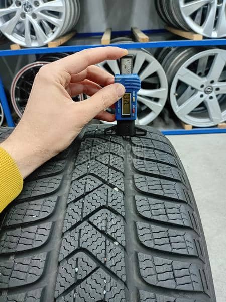 Pirelli 215/55 R17 Zimska