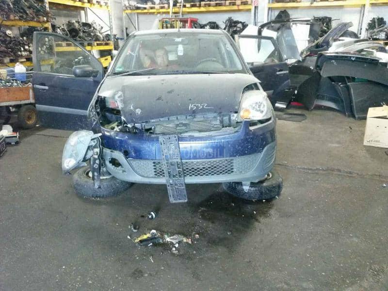 Ford Fiesta 2002 -  kompletan auto u delovima