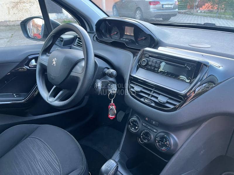 Peugeot 208 1.2 OČUVAN 2014