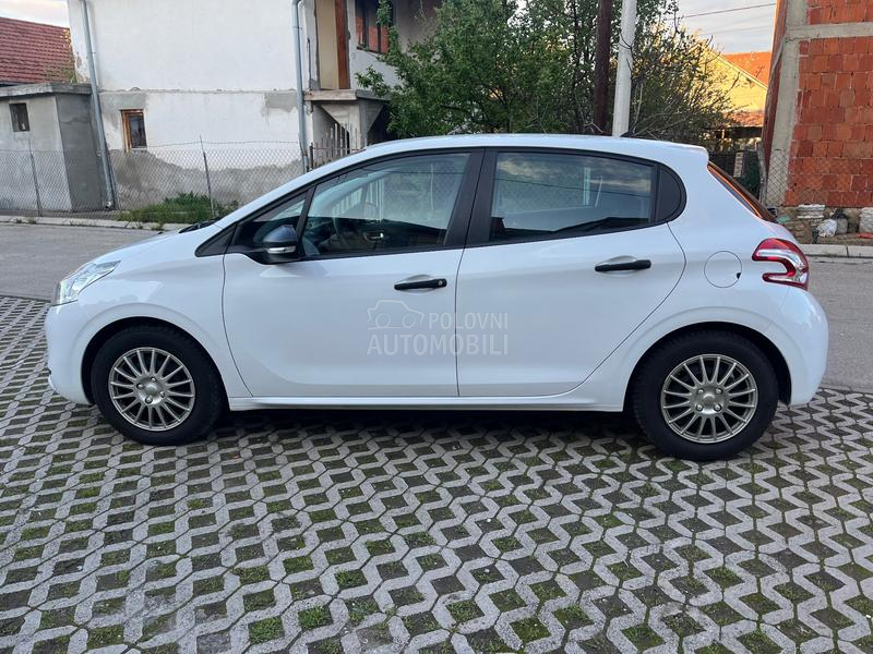 Peugeot 208 1.2 OČUVAN 2014