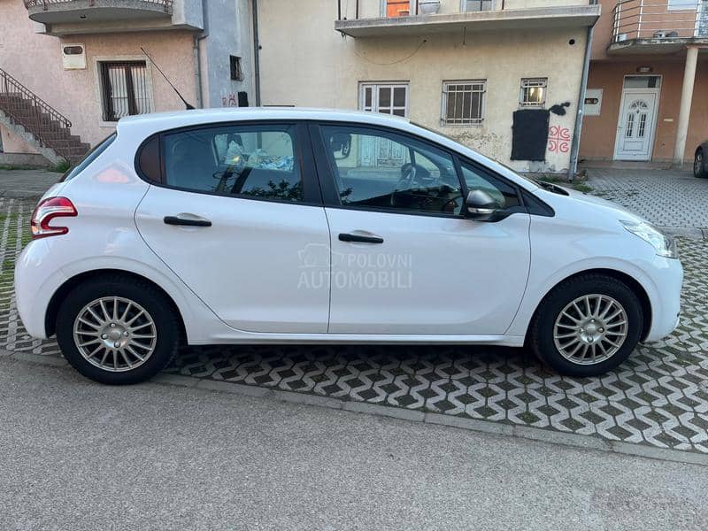 Peugeot 208 1.2 OČUVAN 2014