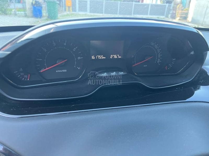 Peugeot 208 1.2 OČUVAN 2014