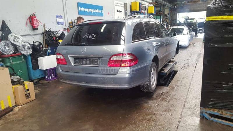 Mercedes Benz E Klasa 2004 -  kompletan auto u delovima