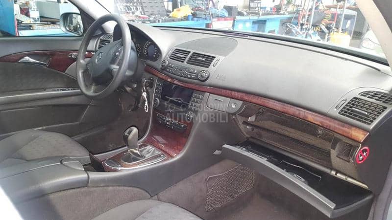 Mercedes Benz E Klasa 2004 -  kompletan auto u delovima